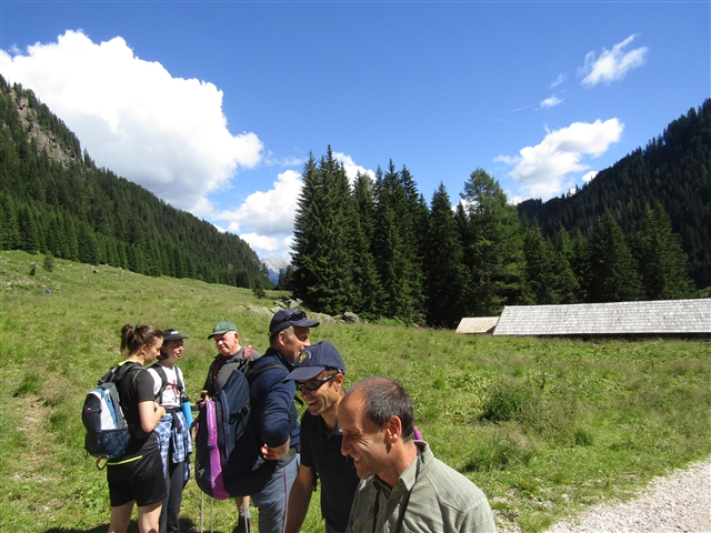 Camminatori tra i pratoni e i monti nei pressi di malga Sadole.